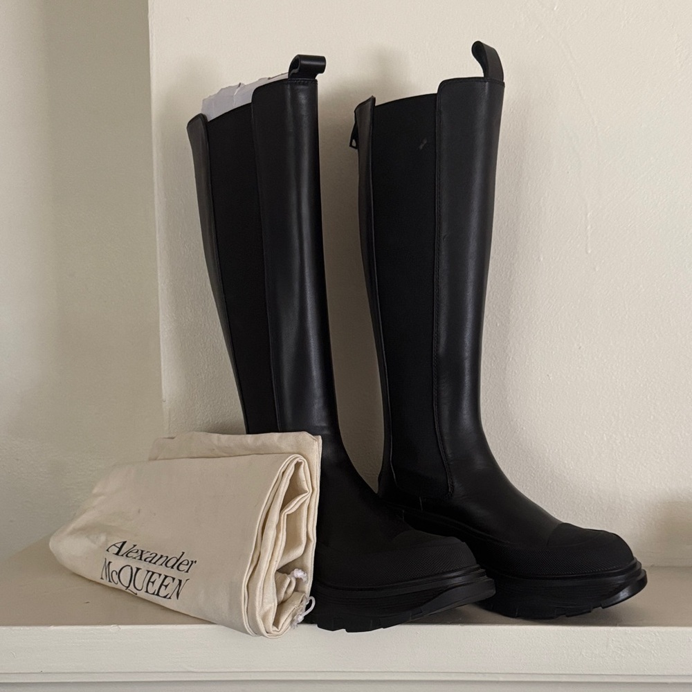 Alexander McQueen Slick Knee-high Boot in Black